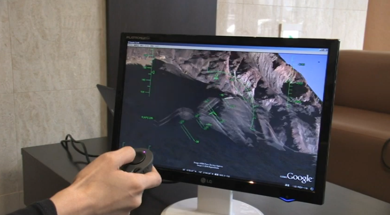 OZUpad AIRでフライトシミュレータを操作している画像