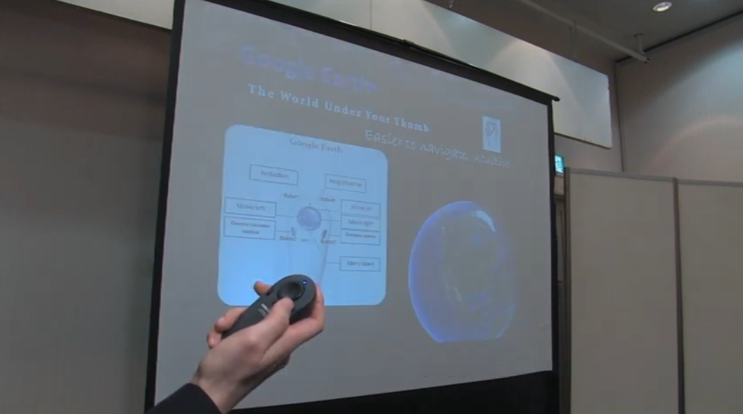 プロジェクターで映し出されたプレゼンテーションをOZUpad AIRで操作している画像